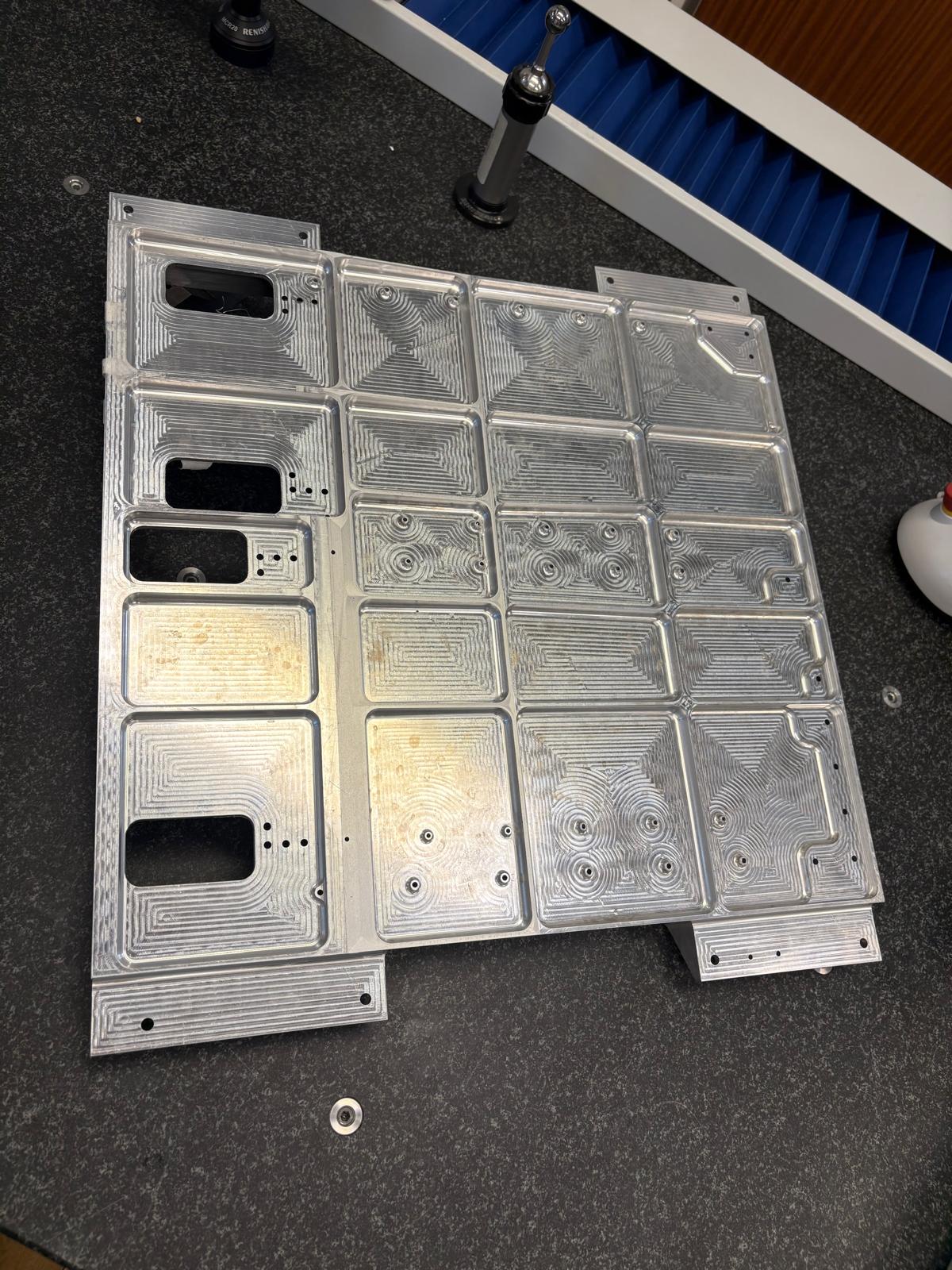 Pieza de precisión mecanizada por Talleres Berruezo, placa con múltiples alojamientos